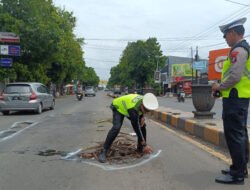 Antisipasi Kecelakaan Jelang Nataru, Satlantas Polres Situbondo Tandai Jalan Berlubang di Jalur Pantura
