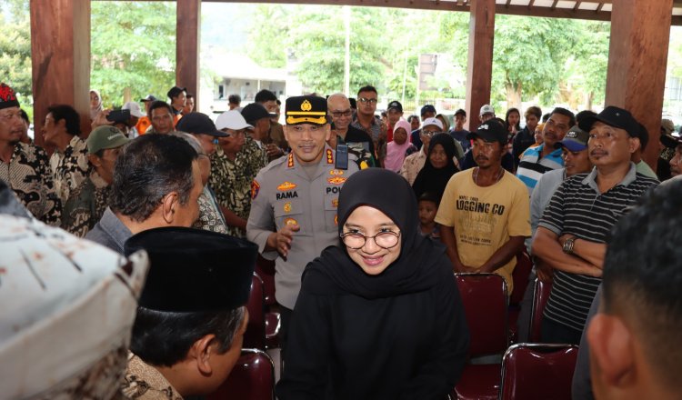 Forkopimda Banyuwangi menyalurkan bantuan kepada korban terdampak banjir. (Foto: Istimewa)