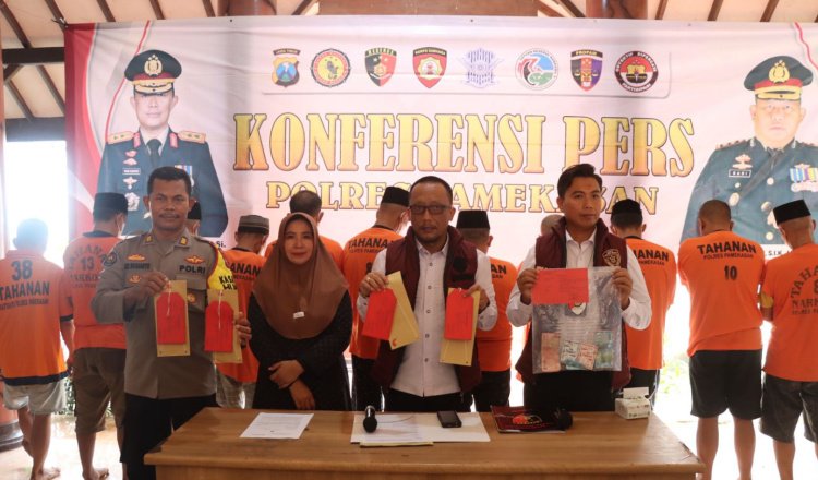 Konferensi pers di halaman mako Polres Pamekasan, ungkap kasus perjudian. (Foto: Istimewa)