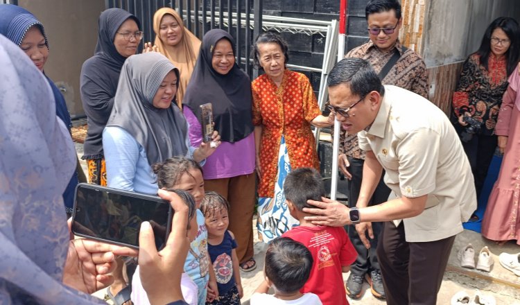 Menteri P2MI menyapa warga saat mengunjungi pekerja migran yang sakit parah di Kabupaten Jember, Jumat (20/12/2024). (Foto: Zainul Hasan)