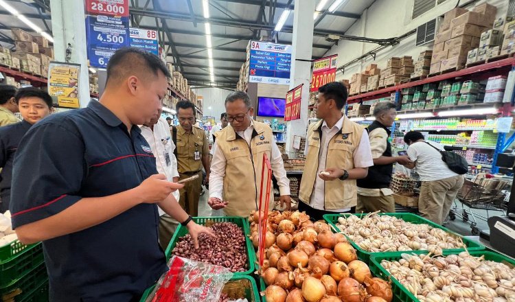 Satgas Pangan Ditreskrimsus Polda Jatim meninjau harga Bapokting di salah satu pasar tradisional. (Foto: Istimewa)