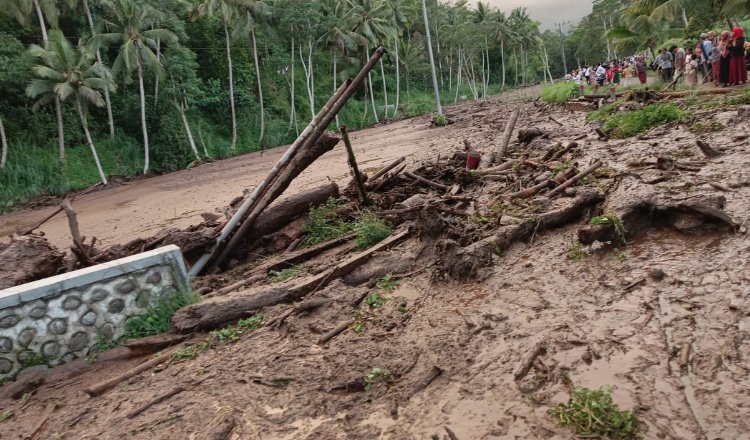 Banjir bandang melanda Desa Jambearum, Senin (23/12/2024). (Foto: Istimewa)