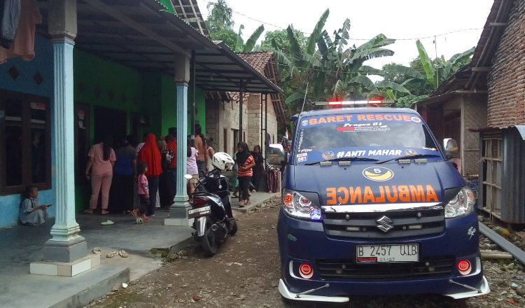 Jenazah korban tiba di rumah duka, diantar Mobil Ambulans Baret Rescue Jember. (Foto: Istimewa)