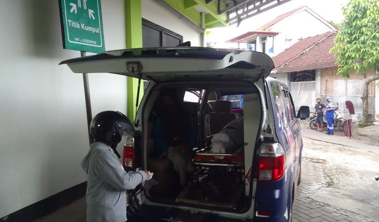 Jenazah pria yang ditemukan di Dam Talang dimasukkan ke Ambulans untuk diantarkan ke rumah duka. (Foto: Istimewa)
