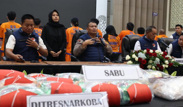 Konferensi pers ungkap 819 kasus narkoba di wilayah hukum Polda Jatim, Senin (30/12/2024). (Foto: Istimewa)