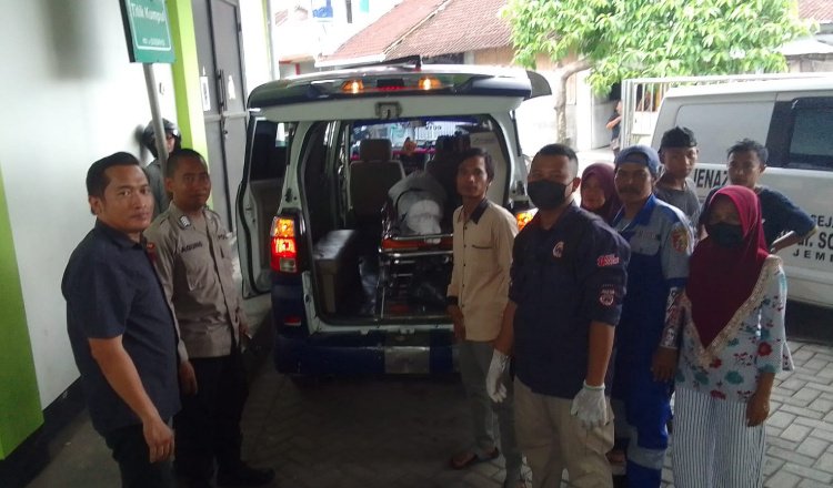 Jenazah korban hendak diantar ke rumah duka dari RSD dr Soebandi mengunakan Mobil Ambulans Baret Rescue Jember. (Foto: Istimewa)