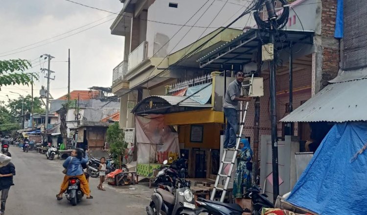 Instalasi CCTV di kawasan Jalan Kunti, Surabaya. (Foto: Istimewa)