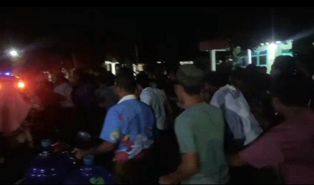 Pria diduga pencuri diamuk massa, Senin (9/12/2024), malam. (Foto: Tangkapan layar video amatir)