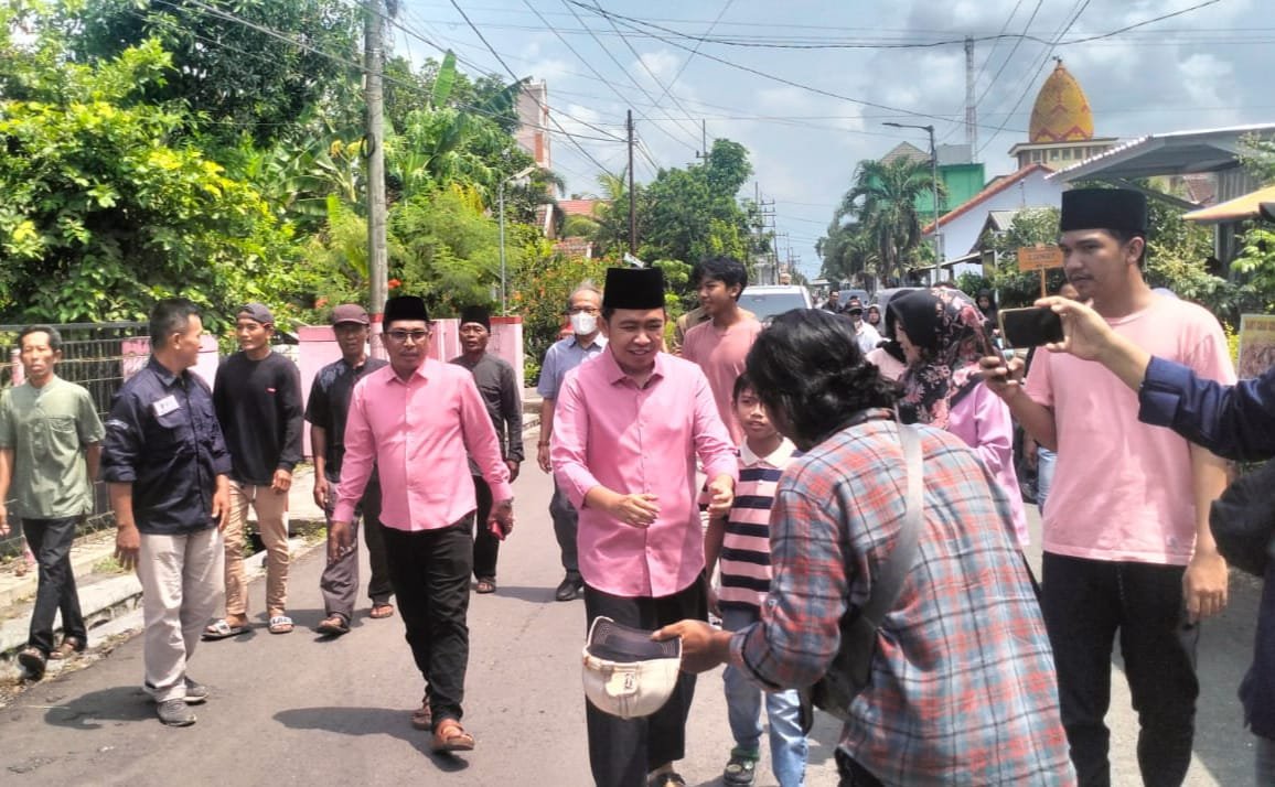 Gus Fawait dan Djoko Susanto berjalan menuju TPS, 27 November 2024. (Foto: Istimewa)