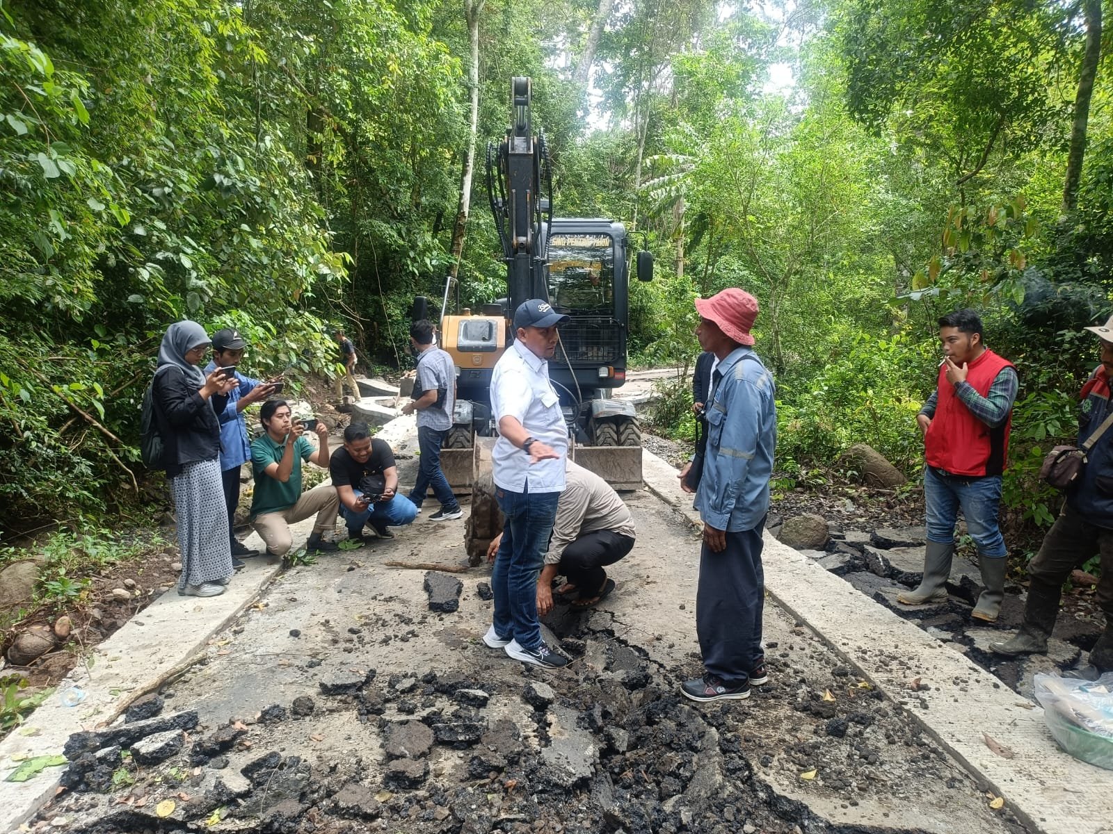 Komisi C DPRD Jember menyidak jalan rusak di Dusun Bandealit, Senin (2/12/2024). (Foto: Teamwork)