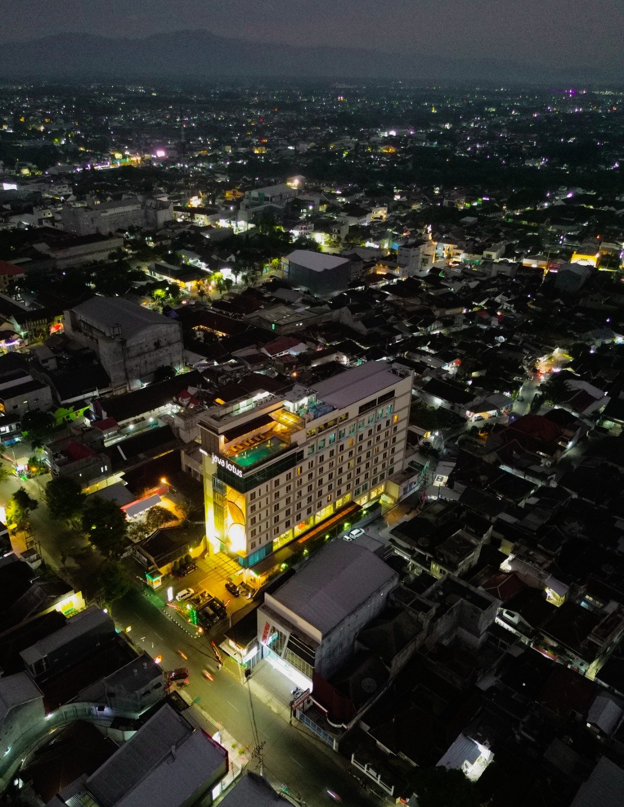 Potret Java Lotus (J-Lo) Hotel Jember di malam hari. (Foto: Istimewa)