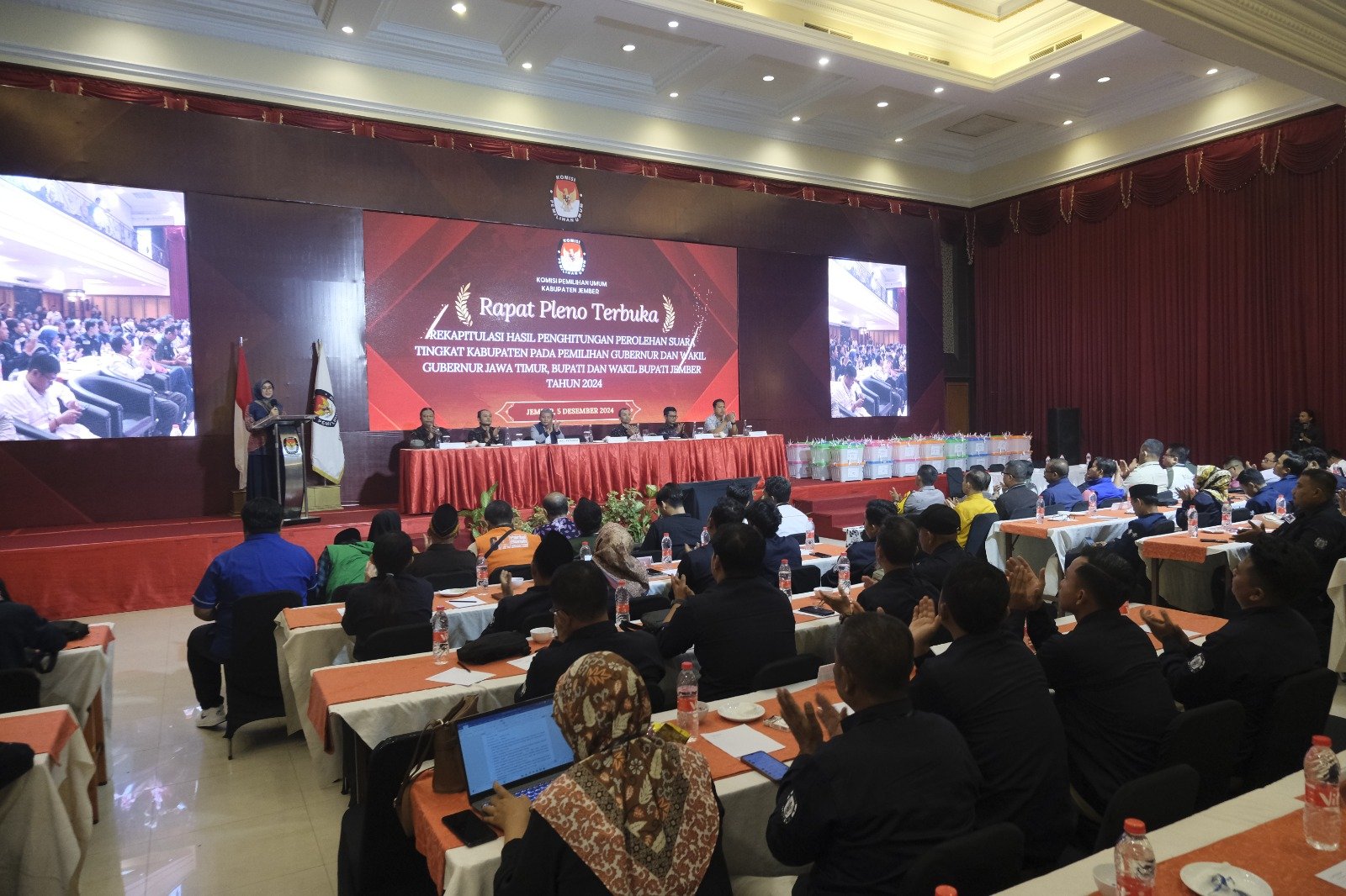 Rapat pleno terbuka rekapitulasi hasil perolehan suara, Kamis (5/12/2024). (Foto: Dokumentasi KPU Jember)