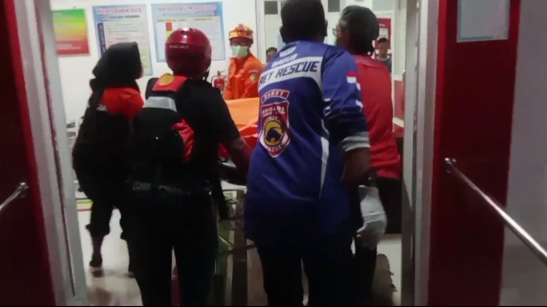 Tim Baret Rescue-159 GPN Jember dan tim gabungan terkait membawa jasad korban ke Puskesmas Jenggawah. (Foto: Dokumentasi Baret Rescue-159 GPN Jember)