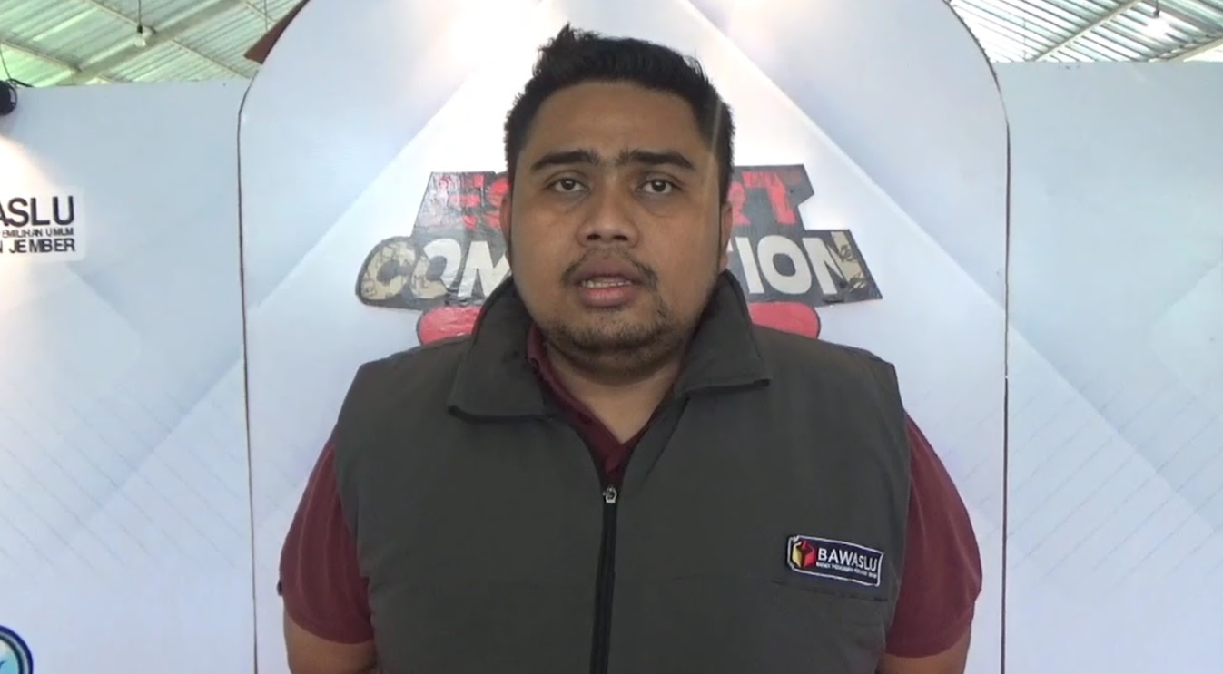 Ketua Bawaslu Jember diwawancarai awak media. (Foto: Dokumentasi Bawaslu Jember)