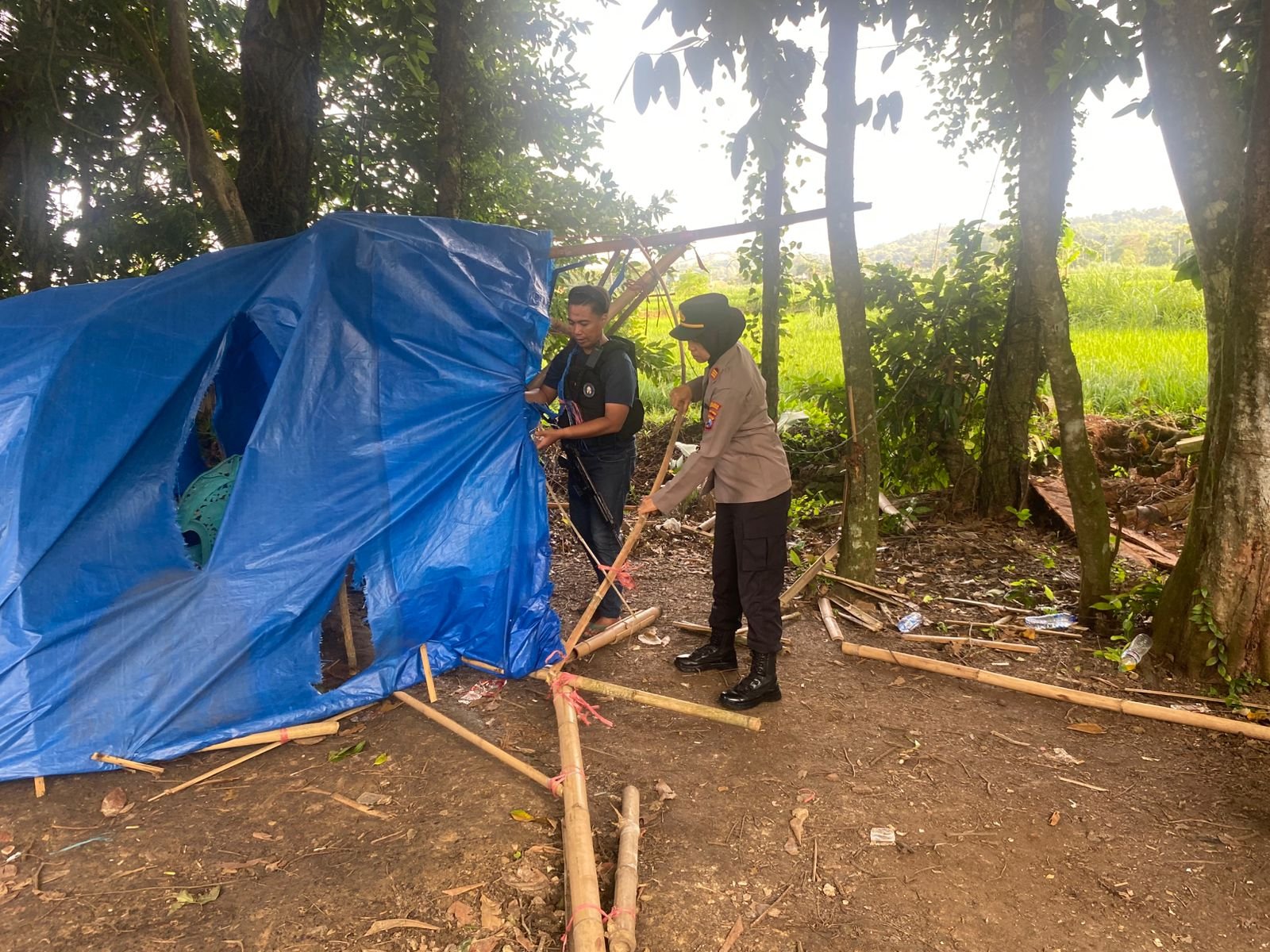 Anggota Polres Pamekasan menggrebek arena judi sabung ayam. (Foto: Istimewa)