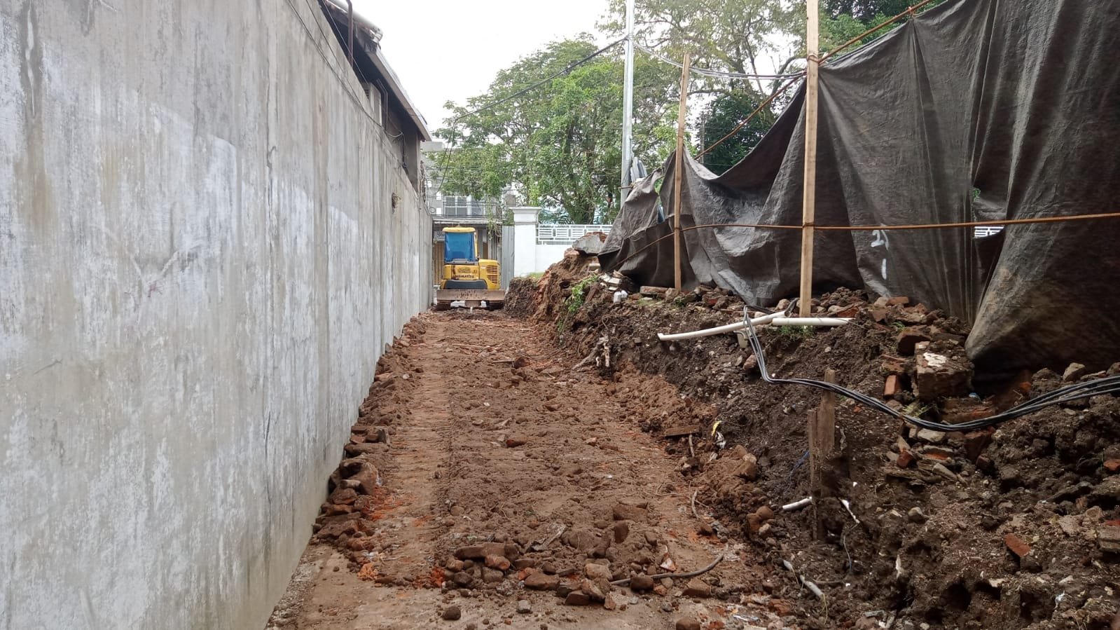 Jalan Selamet Riadi di sebelah RS PTN UNEJ mulai diperbaiki, Selasa (28/1/2025). (Foto: Teamwork)