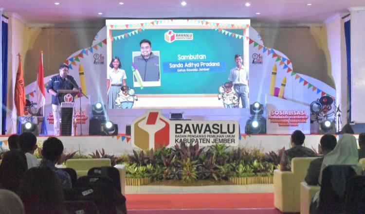 Ketua Bawaslu Jember memberikan sambutan dalam kegiatan Student Fest 2024 di Aula Ahmad Zainuri, Universitas Muhammadiyah Jember, Kamis (17/10/2024). (Foto: Dokumentasi Humas Bawaslu Jember)