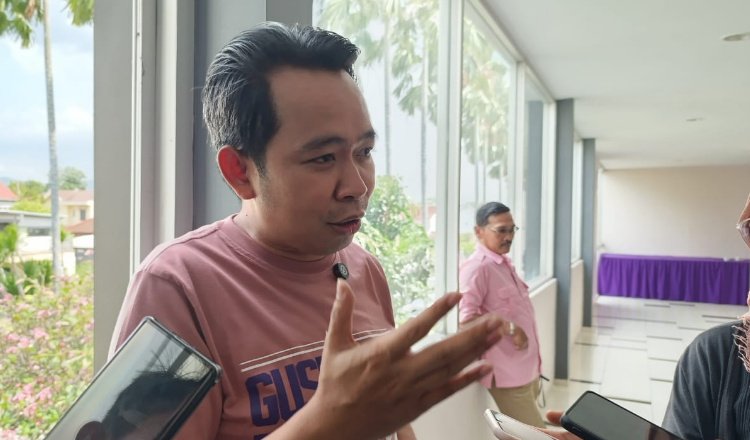 Bupati Jember terpilih, Gus Fawait, diwawancarai awak media. (Foto: Zainul Hasan)