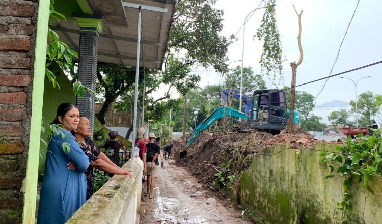 PENANGANAN CEPAT: Lokasi tembok pembatas RS UNEJ yang roboh termakan usia. (Foto: Teamwork)