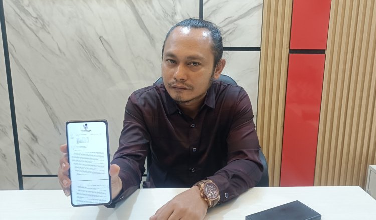 Hendra Wahyudi menunjukkan SK penetapan Bupati-Wakil Bupati Jember terpilih, Selasa (7/1/2025). (Foto: Teamwork)