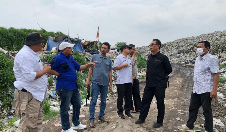 Komisi C DPRD Jember dan Kepala DLH Jember di TPA Pakusari, Rabu (8/1/2025). (Foto: Istimewa)