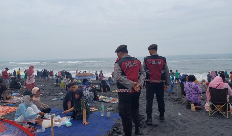 Anggota Polres Lumajang mengimbau wisatawan tidak mandi di pantai. (Foto: Istimewa)