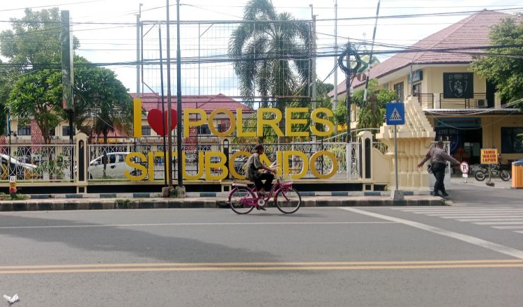 Pemotor melintas di depan Mapolres Situbondo. (Fathur Rozi/zonaindonesia.co.id)