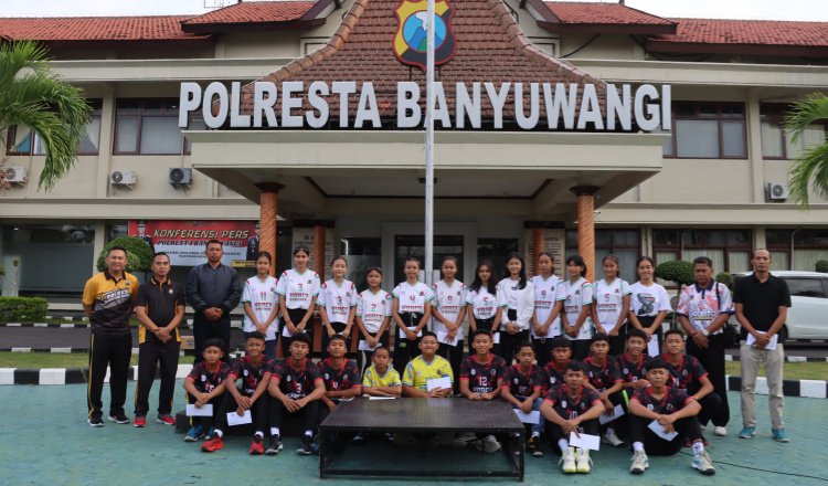 Atlet Voli U-15 Banyuwangi saat Bersiap berangkat ke Sidoarjo, Jumat (10/1/2025). (Foto: Istimewa)