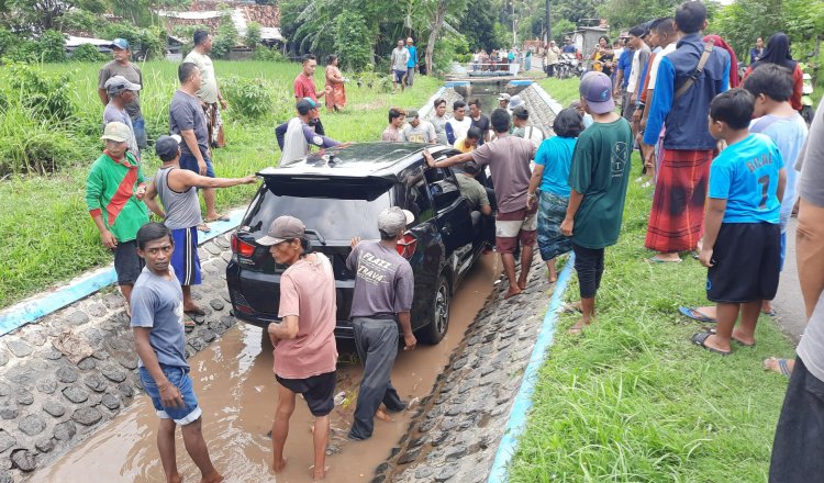 Puluhan warga Desa Tenggir mengevakuasi mobil Mobilio yang nyemplung ke sungai. (Fathur Rozi/zonaindonesia.co.id)