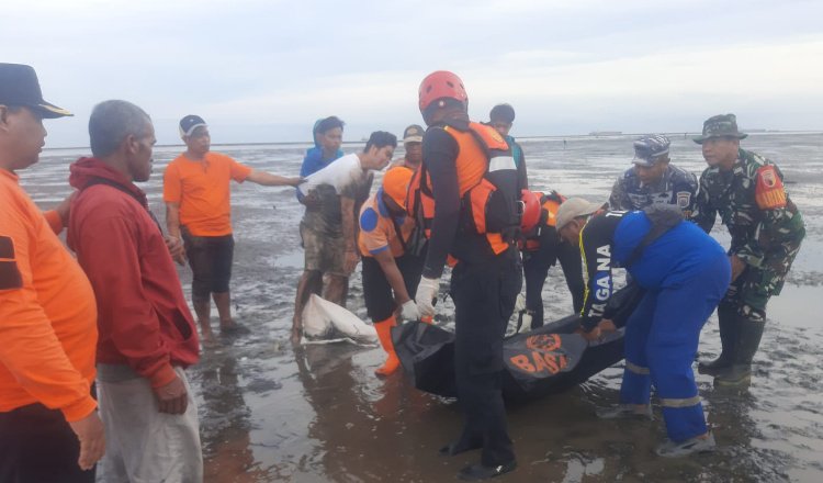 Petugas mengevakuasi jasad Tubrani yang ditemukan di Pantai Paras Situbondo. (Foto: BPBD Kabupaten Situbondo)