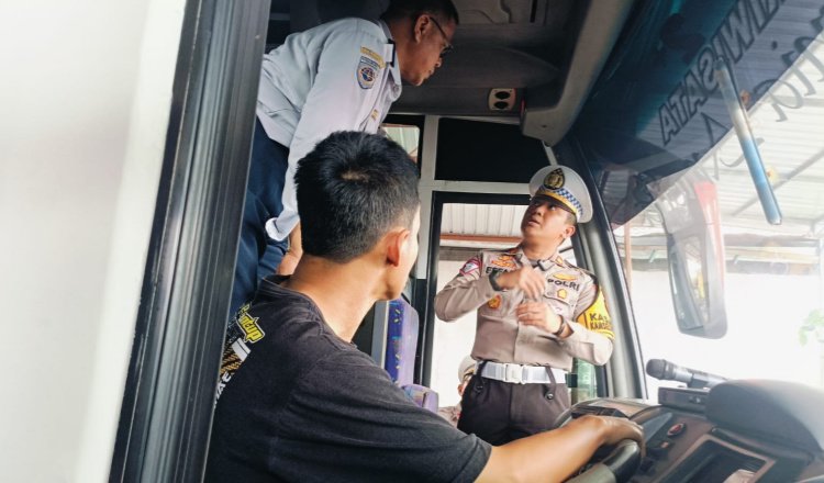 Ramp check bus pariwisata di Probolinggo. (Foto: Istimewa)