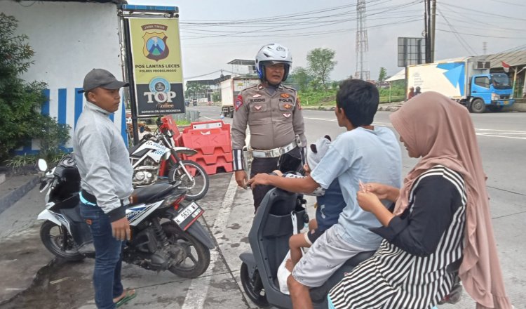 Anggota Polres Probolinggo menyetop pengendara sepeda listrik di jalan raya. (Foto: Istimewa)