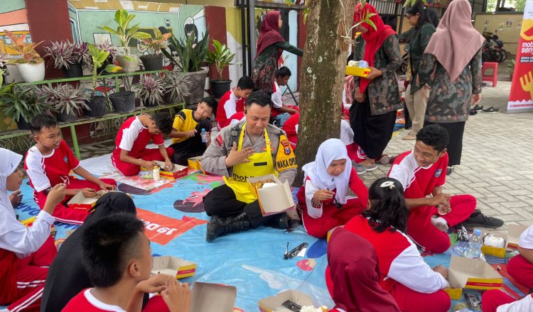 Anggota Polres Tulungagung bercengkrama bareng siswa-siswi dalam kegiatan membagikan makanan bergizi. (Foto: Istimewa)