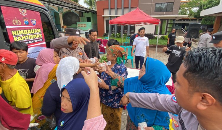 Anggota Polresta Banyuwangi membagikan sayur gratis kepada warga, Jumat (17/1/2025). (Foto: Istimewa)