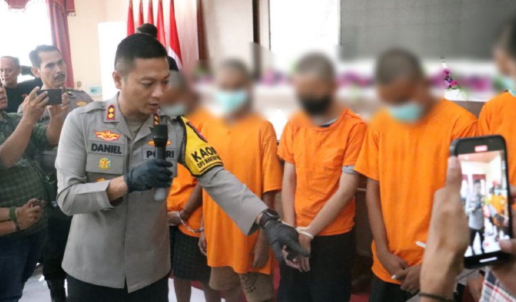 Polisi menerangkan tentang modus anggota gangster dan barang bukti saat beraksi, Kamis (16/1/2025). (Foto: Istimewa)