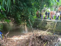 Tumpukan Sampah di Bawah Jembatan Sungai Bangsalsari Jember Dibersihkan Pakai Ekskavator