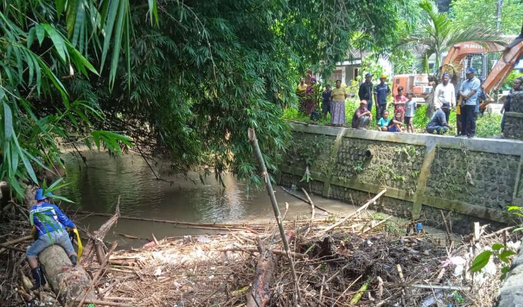 Proses pembersihan sampah di bawah jembatan penghubung Desa Sukorejo-Karangsono, Minggu (19/1/2025). (Foto: Istimewa)