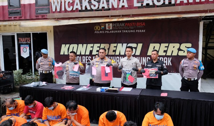 Konferensi pers di Mako Polres Pelabuhan Tanjungperak: Ungkap kasus kriminal. (Foto: Istimewa)