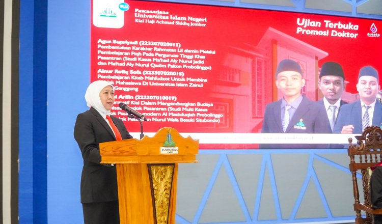 Khofifah Indar Parawansa menyampaikan sambutan dalam ujian terbuka program doktoral UIN KHAS Jember, Senin (20/1/2025). (Foto: Humas UIN KHAS Jember)