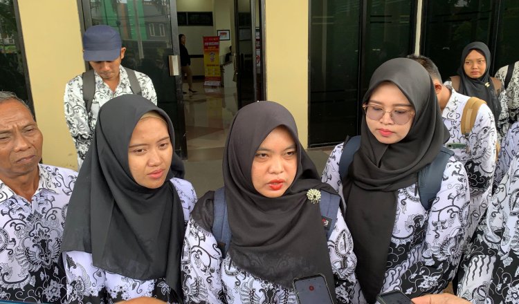 Para guru honorer diwawancarai media di depan DPRD Jember, Rabu (22/1/2025). (Foto: Istimewa)