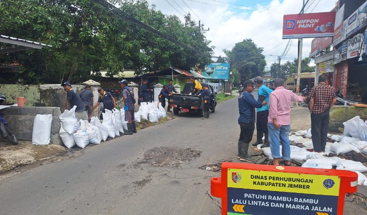 Komisi C DRPD Jember mengawasi normalisasi drainase di Jalan Kaliurang, Kamis (23/1/2025). (Foto: Istimewa)