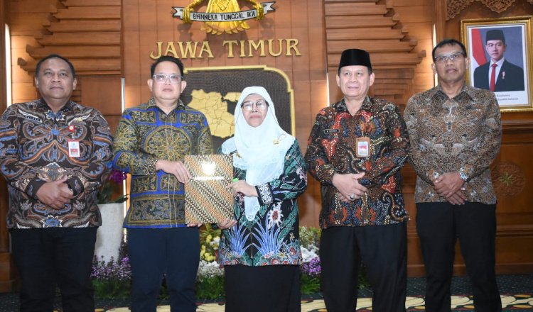 Pj Gubernur Jawa Timur Adhy Karyono menyerahkan SK Plt Bupati Situbondo kepada Nyai. Khoirani. (Dokpim Situbondo)