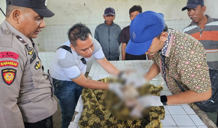 Petugas memeriksa kondisi fisik mayat bayi yang ditemukan meninggal di Padukuhan Karangjati, Sabtu (25/1/2025). (Foto: Dokumentasi Polsek Tanggul)