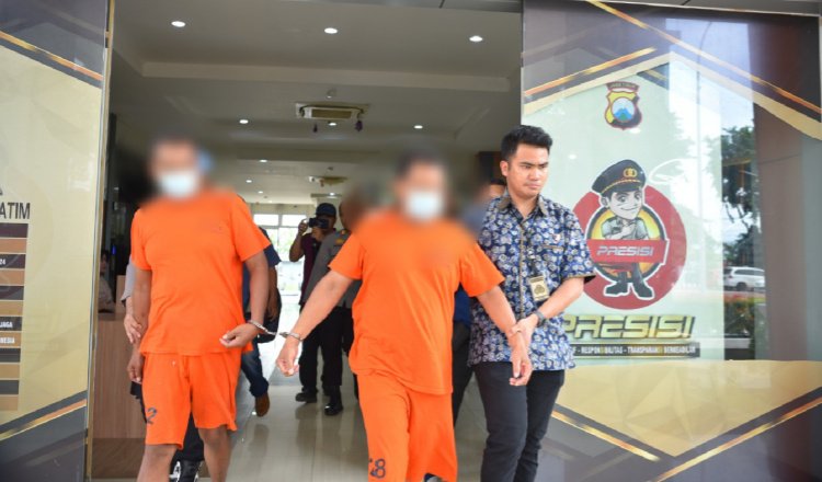 Dua tersangka perampokan di Perum De Naila dibawa ke ruang konferensi pers Polres Gresik. (Foto: Istimewa)