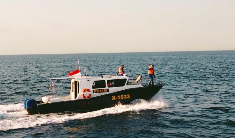 Ditpolairud Polda Jatim mengamankan perairan selat Bali. (Foto: Istimewa)