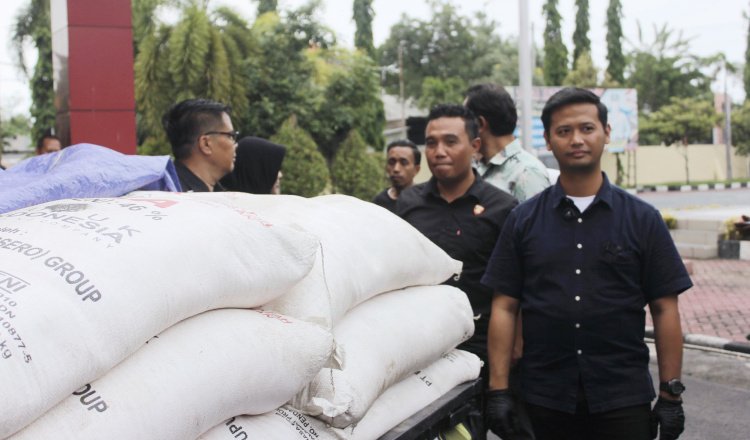 Polisi mengamankan pupuk subsidi yang hendak didistribusikan secara ilegal, Jumat (27/1/2025). (Foto: Istimewa)