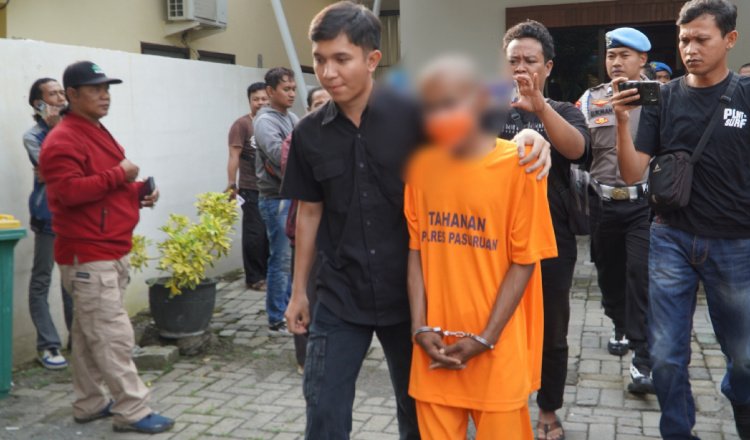 Terduga pembunuh tukang las di Pasuruan dikawal Polisi dalam konferensi pers, Sabtu (25/1/2025). (Foto: Istimewa)
