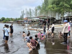 Polres Jember Imbau Wisatawan Tidak Mandi ke Tengah Laut
