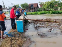 Cegah Banjir Susulan, Warga Magetan Bersihkan Sampah di Sungai Kali Ulo Magetan