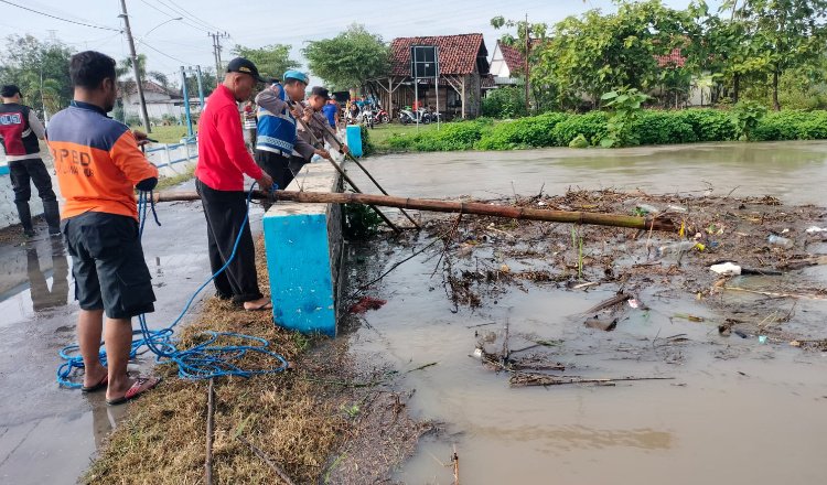 KOMPAK: Warga dan pihak terkait di Magetan membersihkan sampah di aliran sungai Kali Ulo, Selasa (28/1/2025). (Foto: Istimewa)